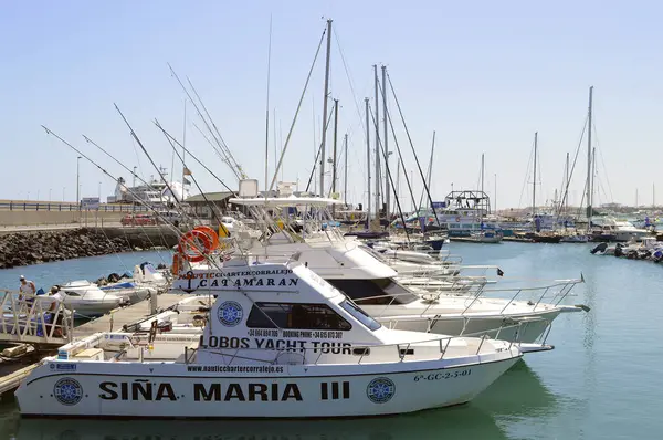 Τουριστικά Σκάφη Και Κότερα Στο Λιμάνι Του Corralejo — Φωτογραφία Αρχείου