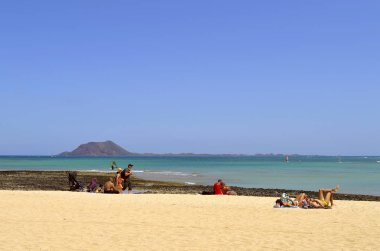 Fuerteventura, Kanarya Adaları, İspanya - 16 Eylül 2018: Fuerteventura Kanarya Adaları Corralejo plajda güneşin tadını turist