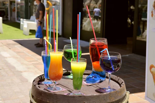 Cocktail Dranken Tentoongesteld Buiten Een Bar Voor Het Aantrekken Van — Stockfoto
