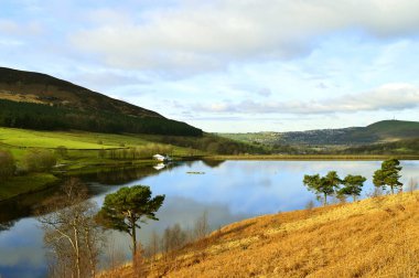 Dovestone Rezervuarı Greenfield ve Chew Brooks vadilerinin birleştiği yer. Greenfield köyünün yukarısında, Saddleworth Mağribi 'nde.