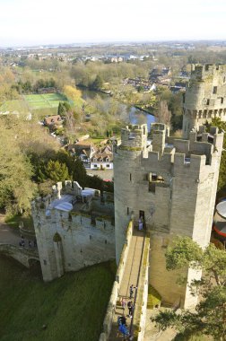 Warwick, Warwickshire, İngiltere, Amerika Birleşik Devletleri - 22 Şubat 2019: Tarihi Ortaçağ Warwick Castle Warwickshire'deki/daki oteller adamın kuleden görüntülendi?