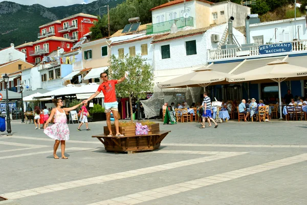 Paxos alberga una joven pareja tomando una selfie en el centro de la ciudad — Foto de Stock