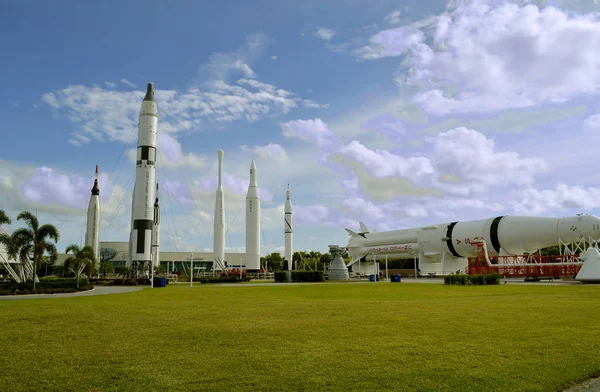 ケネディ宇宙センターにアポロロケットが展示される — ストック写真