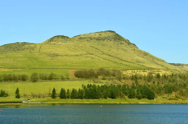 Dovestone víztározó, a tavaszi napsütésben — Stock Fotó