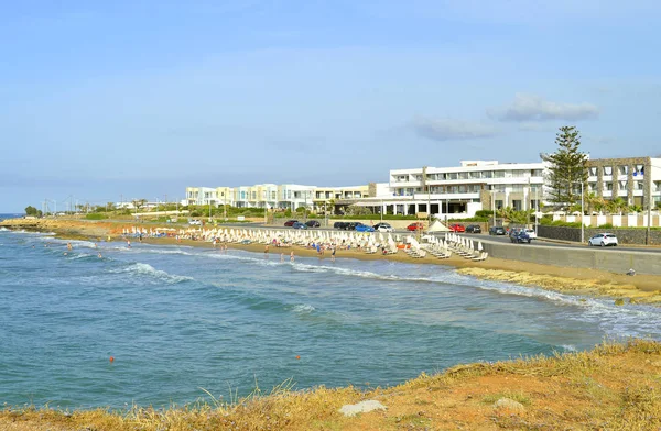 Kato Gouves strandtoeristen in Kreta — Stockfoto