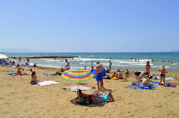 Touristes de plage de Gouves en Crète — Photo