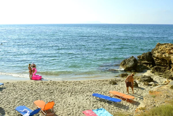 Kato Gouves turistas de praia em Creta — Fotografia de Stock