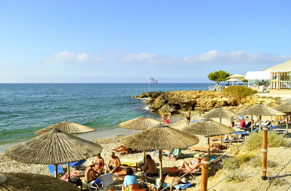 Kato Gouves beach tourists in Crete — Stock Photo, Image