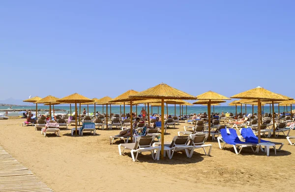 Kvyky plážové slunečníky na Krétě — Stock fotografie