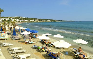 Girit 'te Hersonissos plaj turistler