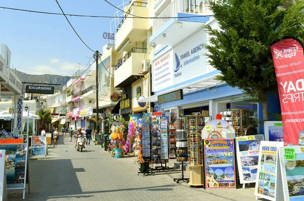 Les touristes du port de Hersonissos font du shopping — Photo