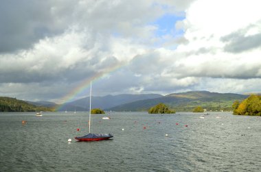 Windermere Gölü 'ndeki Bowness-on-Windermere' de Gökkuşağı