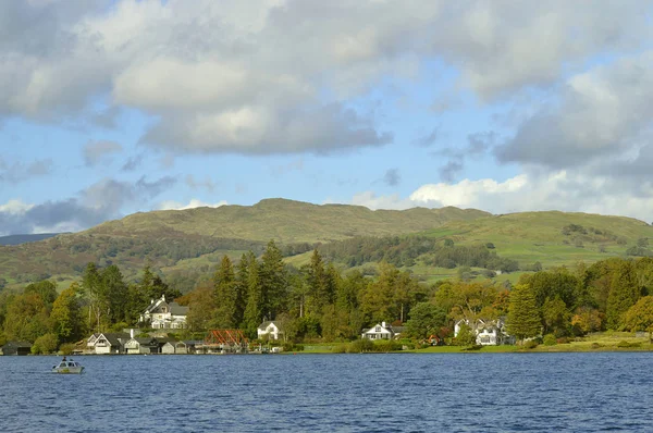 Windermere-tó házak itt: Cumbria — Stock Fotó