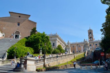 Roma, İtalya - 12 Eylül 2016: Roma 'daki Piazza del Campidoglio' daki Yeni Saray 'ı ziyaret eden turistler