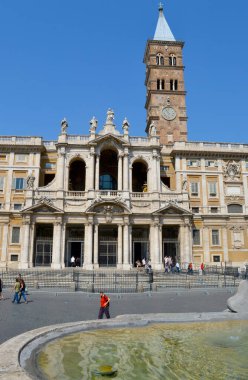 Roma 'daki tarihi Bazilika Papale di Santa Maria Maggiore Kilisesi' nin önünde.