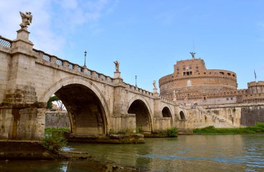 Aziz Angelo Köprüsü Tiber Nehri 'ni geçerek Roma' daki Kutsal Melek 'in tarihi kalesine ulaşır.