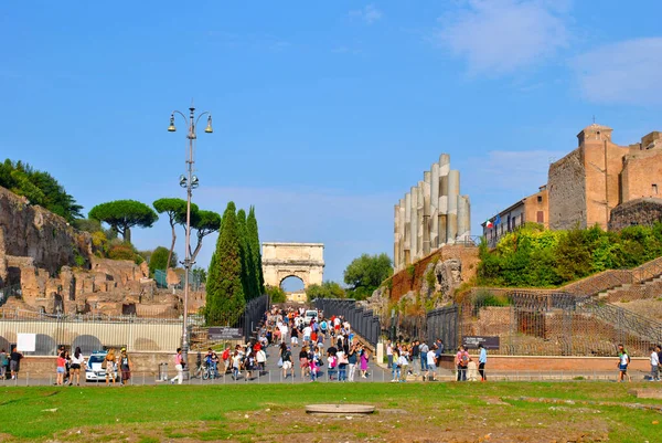 Roma Italia Septiembre 2016 Los Turistas Que Caminan Largo Carretera — Foto de Stock