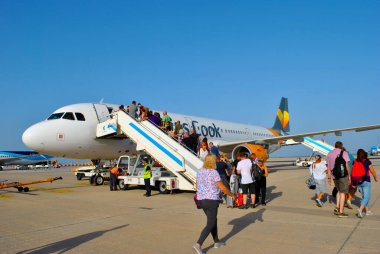 Fuerteventura, Kanarya Adaları, İspanya - 22 Eylül 2018: Fuerteventura havaalanında bir Thomas Cook Airbus A320 uçağına binen yolcular