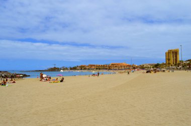 Kumsal, sahilde turistler Los Cristianos sahilinde güneşin tadını çıkarıyorlar.
