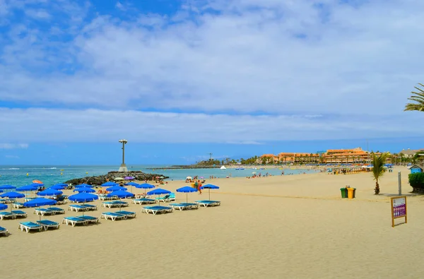 Turistas Playa Disfrutando Del Sol Playa Los Cristianos —  Fotos de Stock