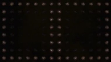 Turuncu yanıp sönen Big Lights Wall duman ve parçacıklar ile kapatın. Çeşitli döngülü Animasyon. Sahne ışıkları. Vj Projektör Işıklar Yanıp Sönen Duvar. Parlak ışıklar açıp kapamak.