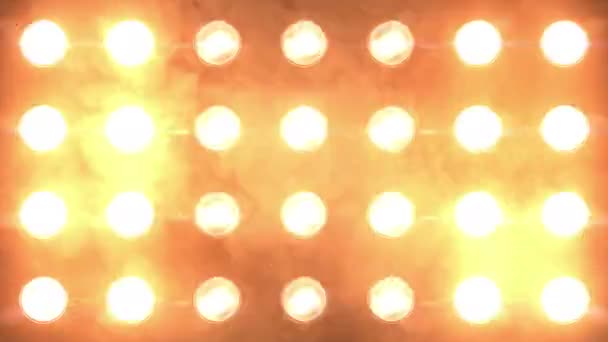 橙色闪烁的灯墙关闭与烟雾和颗粒 循环动画 舞台灯 泛光灯闪烁墙 闪亮的灯打开和关闭 — 图库视频影像