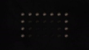 Duman ve parçacıklar ile Beyaz yanıp sönen Işıklar Duvar. Çeşitli Döngülü Animasyonlar. Sahne ışıkları 7x4. Vj Projektör Işıklar Yanıp Sönen Duvar. Parlak ışıklar açıp kapamak.