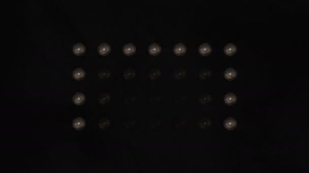 煙と粒子で白い点滅ライトウォール 様々なループアニメーション ステージライト7X4 Vjフラッドライト点滅壁 光沢のあるライトのオンとオフを切り取る — ストック動画