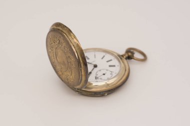 Eski cep saati. Gümüş durumda.