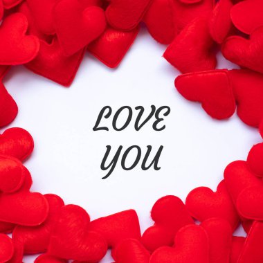 Kırmızı kalp şekli dekorasyon arka plan ile kelimesini seviyorum. Düğün romantik ve Happy Valentine s gün tatil kavramı seviyorum