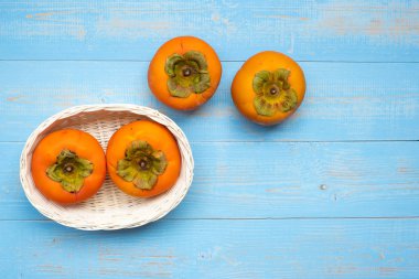 Mavi Masa arka plan üzerinde ahşap sepet içinde taze hurma