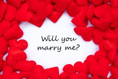 Benimle evlenir misin? Word kırmızı kalp şekli dekorasyon arka plan ile. Düğün romantik ve Happy Valentine s gün tatil kavramı seviyorum
