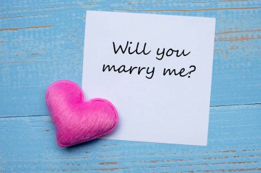 Sen benim mavi ahşap masa arka plan üzerinde pembe kalp şekli süslemeli kağıt kayda göre kelime olduğunu. Düğün romantik ve Happy Valentine s gün tatil kavramı seviyorum