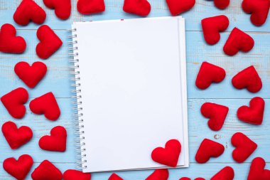 Pembe kalp şekli dekorasyon ahşap masa mavi arka plan ile dizüstü sen uzağa kelimesini seviyorum. Düğün romantik ve Happy Valentine s gün tatil kavramı