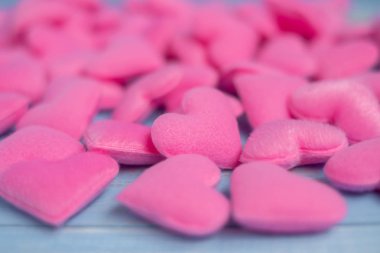 Pembe kalp şekli dekorasyon mavi ahşap masa arka plan üzerinde mutlu sevgililer günü kelime üstünde defter. Düğün romantik ve tatil kavramı