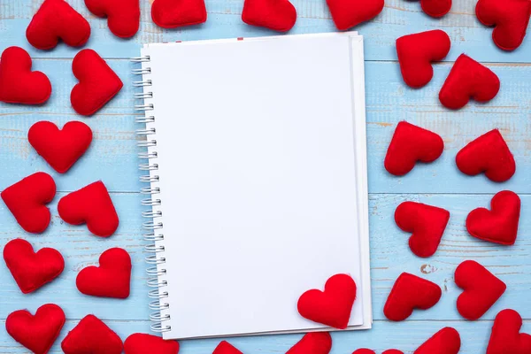 Pembe kalp şekli dekorasyon ahşap masa mavi arka plan ile dizüstü sen uzağa kelimesini seviyorum. Düğün romantik ve Happy Valentine s gün tatil kavramı