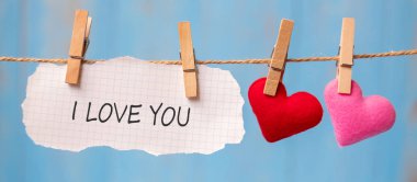 Kırmızı kalp şekli dekorasyon kopya alanı için mavi ahşap arka plan üzerinde metin satırıyla asılı. Düğün romantik ve Happy Valentine s gün tatil kavramı seviyorum