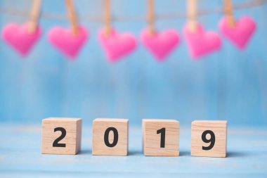 Kırmızı kalp şekli dekorasyon kopya alanı için mavi ahşap arka plan üzerinde metin satırıyla asılı. Düğün romantik ve Happy Valentine s gün tatil kavramı seviyorum