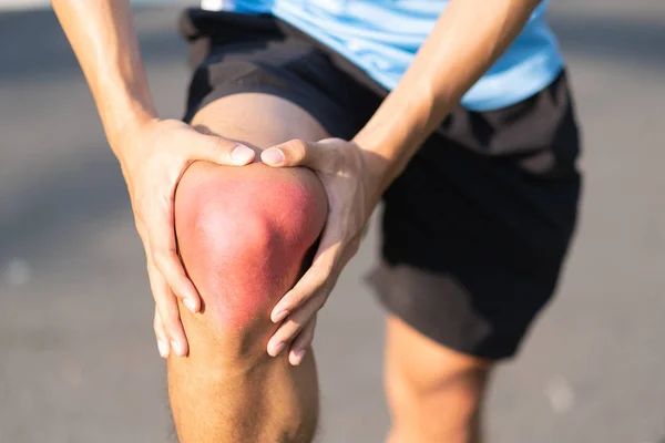 Junger Fitnessmann Mit Seiner Beinverletzung Muskelkater Training Asiatische Läuferin Mit — Stockfoto