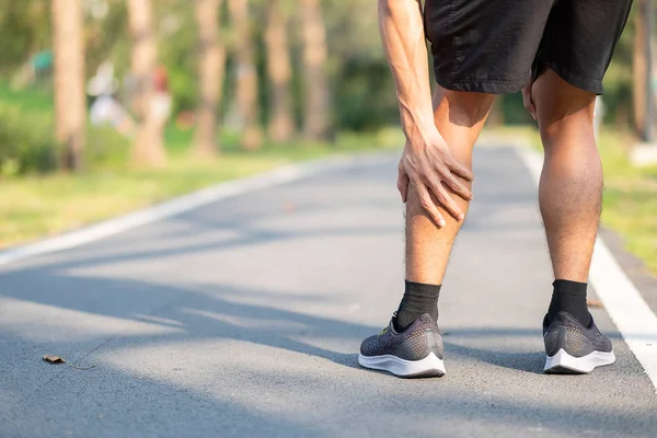 Mladí Fitness Muž Který Držel Jeho Sportovní Zranění Nohy Sval — Stock fotografie