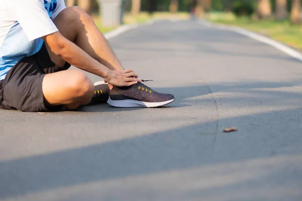 Fiatal Fitness Ember Tartja Saját Lábát Sportsérülés Izom Képzés Során — Stock Fotó