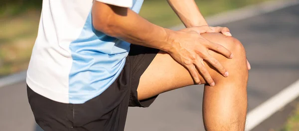 Junger Fitnessmann Mit Seiner Beinverletzung Muskelkater Training Asiatische Läuferin Mit — Stockfoto