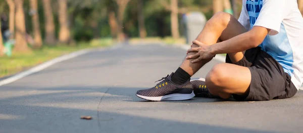 Fiatal Fitness Ember Tartja Saját Lábát Sportsérülés Izom Képzés Során — Stock Fotó