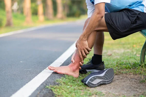 Νέοι Γυμναστήριο Άνθρωπος Που Κρατά Τραυματισμού Στο Πόδι Του Σπορ — Φωτογραφία Αρχείου