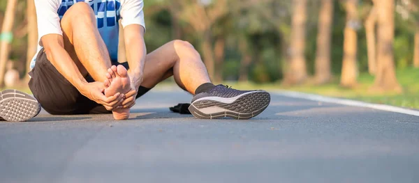 Mladí Fitness Muž Který Držel Jeho Sportovní Zranění Nohy Sval — Stock fotografie