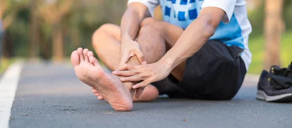 Joven Hombre Fitness Sosteniendo Lesión Pierna Deportiva Músculo Doloroso Durante —  Fotos de Stock