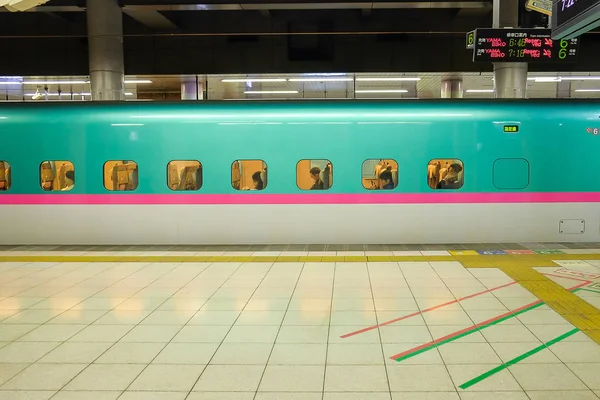 Japon Shinkansen Yüksek Hızlı Mermi Ueno Stasyonu Çıkış Yapan Yolcu — Stok fotoğraf