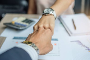 İşkadını ve işadamı yumruk için anlaşması, bump birlikte finansal olarak kabul veya işbirliği. İş hedef, başarı ve ekip çalışması kavramları