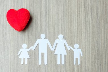 Kırmızı kalp ve aile. Sağlık ve sigorta kavramı
