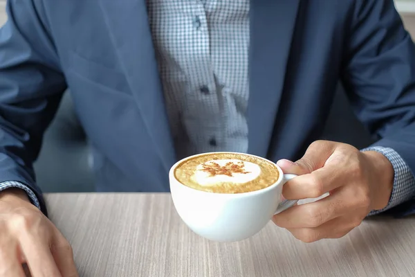 Hombre Negocios Sosteniendo Bebiendo Café Caliente Oficina —  Fotos de Stock